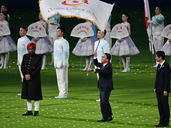 Para pejabat dari Aichi dan Nagoya mengibarkan bendera OCA saat mereka bersiap untuk menyelenggarakan Asian Games tiga tahun lagi. (Foto: Inside The Games)