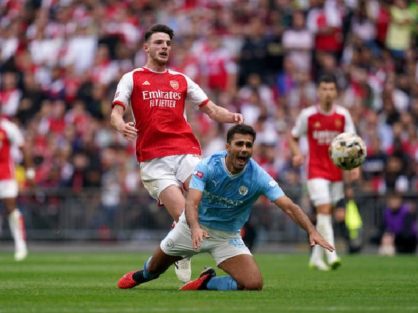 Declan Rice saat berduel dengan Rodri