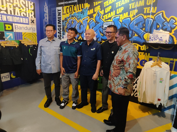 Persib Store kedatangan Menkop-UKM, Teten Masduki