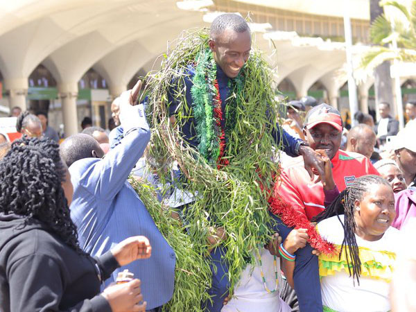 Kelvin Kiptum dihiasi dengan dedaunan dari pohon "Sinendet" yang dihormati, sebuah tradisi yang dilakukan oleh komunitas asalnya, Kalenjin. (Foto: X.com)