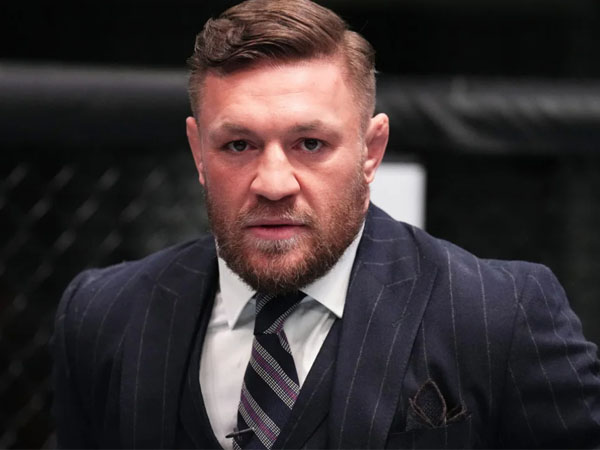 Conor McGregor mengalami patah kaki dalam pertarungan terakhirnya - kekalahan melawan rival lamanya Dustin Poirior pada Juli 2021. (Foto: CNN)