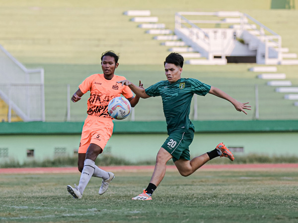 Penyerang Persebaya Surabaya, Wildan Ramdani pada laga uji coba kontra Maestro FC