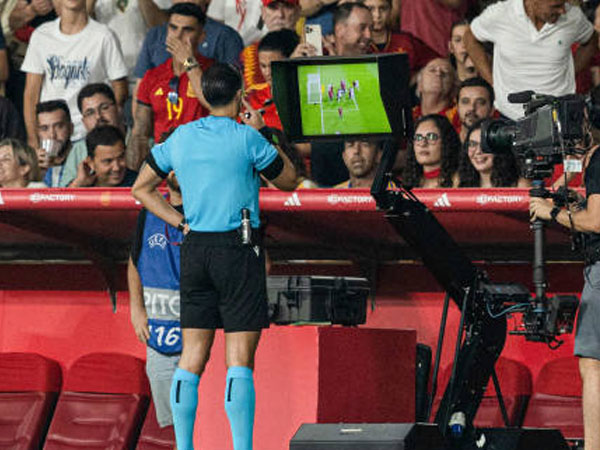 VAR Buat Keputusan Kontroversial, FA Skotlandia Minta Penjelasan UEFA