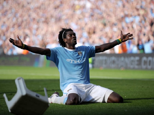 Emmanuel Adebayor melakukan selebrasi kontroversial di depan penggemar Arsenal
