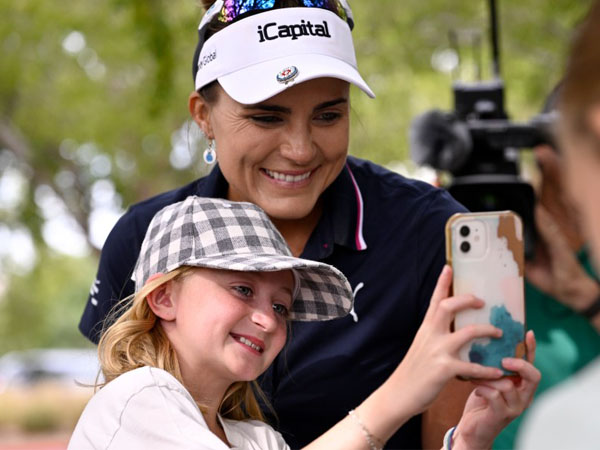 Lexi Thompson berpose dengan seorang anak yang menonton turnamen Shriners Children's Open. (Foto: Golf Digest)