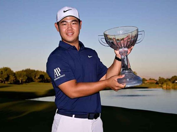 Tom Kim berpose dengan trofi Shiners Children's Open yang juga dimenangkannya tahun lalu di Las Vegas. (Foto: ESPN)