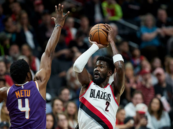 Deandre Ayton lega bisa dilepas Suns ke Blazers.