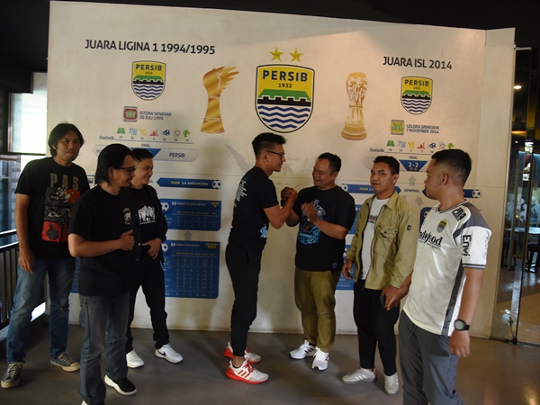 Manajemen Persib dan perwakilan Bomber ketika melakukan pertemuan di Graha Persib