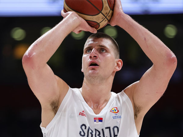 Nikola Jokic memutuskan absen di FIBA World Cup tahun ini - lagi-lagi untuk beristirahat setelah musim yang panjang bagi Nuggets saat meraih gelar juara. (Foto: Yahoo)