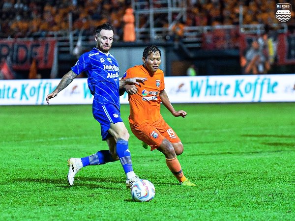 Marc Klok ketika dikawal pemain Borneo