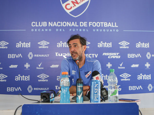 Alvaro Recoba meghadiri konferensi pers pertamanya sebagai pelatih kepala Nacional, klub Uruguay yang pernah dibelanya sebagai pemain. (Foto: Loco News)