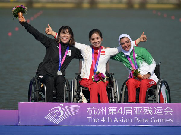 Peraih medali emas Xie Maosan (tengah) dari China, peraih medali perak Monika Seryu (kiri) dari Jepang, dan peraih medali perunggu Sara Abdolmaleki dari Iran menghadiri upacara penghargaan untuk nomor KL1 putri di Asian Para Games Hangzhou. (Foto: Xinhua)