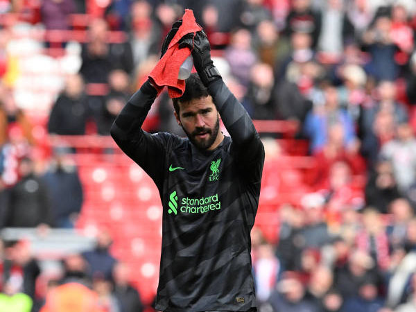 Liverpool Taklukkan Everton, Alisson Becker Puji Performa Mohamed Salah