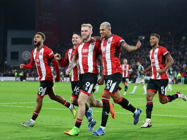 Meski Kalah Dari MU, Semangat dan Dedikasi Sheffield United Dapat Sorotan