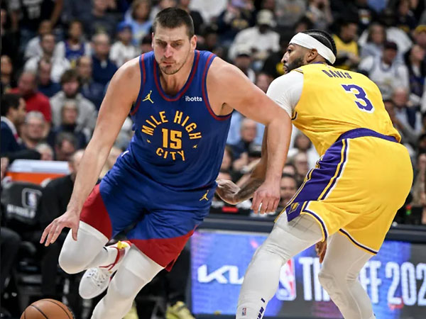 Nikola Jokic mencetak 29 poin, 13 rebound dan 11 assist dalam pertandingan pembuka NBA musim 2023-2024. (Foto: AFP)