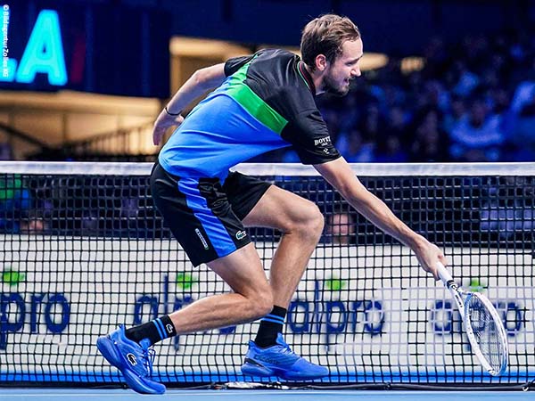 Grigor Dimitrov Gigit Jari, Daniil Medvedev Jejakkan Kaki Di Perempatfinal Wina