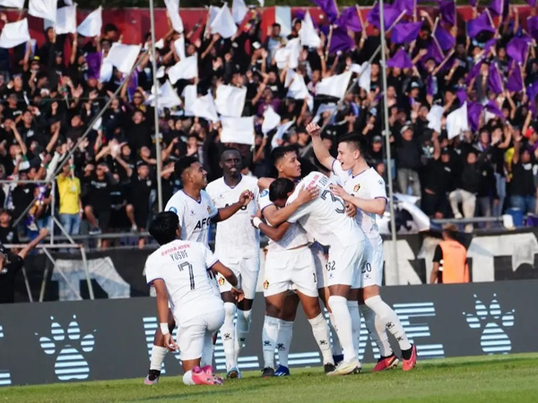 Para pemain Persik Kediri merayakan gol ke gawang Persebaya Surabaya