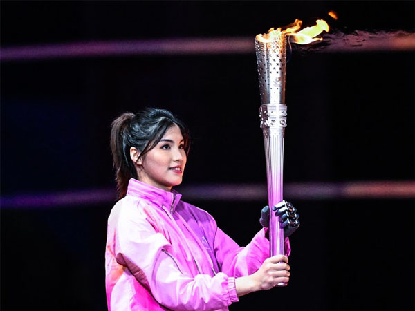 Xu Jialing membawa obor dengan tangan bionik cerdas dalam upacara pembukaan Asian Para Games Hangzhou. (Foto: Xinhua)