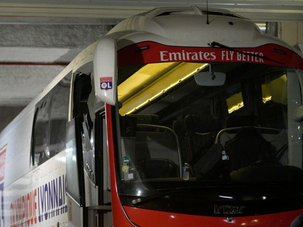 Kondisi bus tim Lyon setelah diserang oleh pendukung Marseille