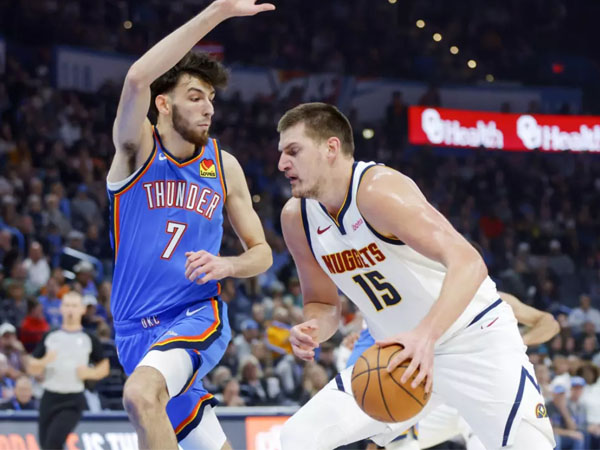 Nikola Jokic (kanan) membukukan 22 dari 28 poinnya di paruh pertama saat Denver Nuggets mengalahkan Oklahoma City Thunder 128-95. (Foto: AFP)