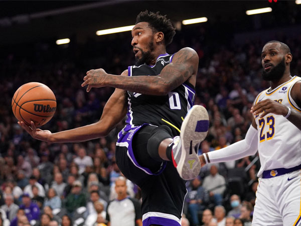 Malik Monk (kiri) mencetak 11 dari 22 poinnya pada babak overtime saat Sacramento Kings mengalahkan Los Angeles Lakers 132-127. (Foto: AP)