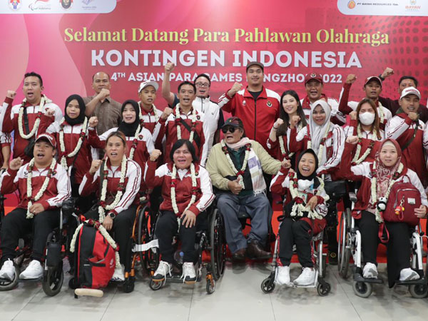 Menteri Pemuda dan Olahraga (Menpora) Dito Ariotedjo menyambut kedatangan kontingen Indonesia dari Asian Para Games Hangzhou di Bandar Udara Adi Soemarmo di Boyolali, Provinsi Jawa Tengah. (Foto: Kemenpora)
