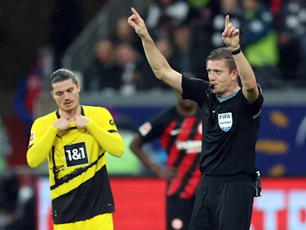 Wasit Robert Schröder memimpin laga Eintracht Frankfurt kontra Borussia Dortmund pada Minggu (29/10/2023)