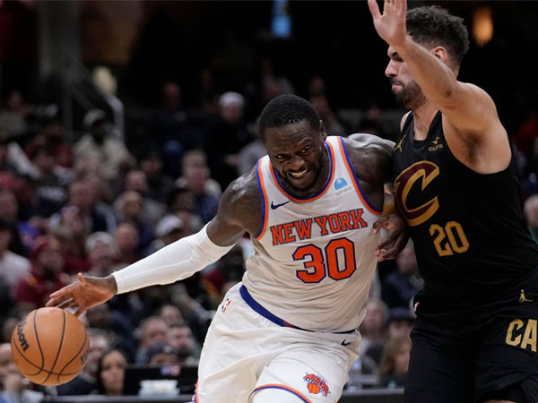 Julius Randle (kiri) membukukan 19 poin dan 10 rebound saat New York Knicks menang 109-91 atas tuan rumah Cleveland Cavaliers. (Foto: AP)