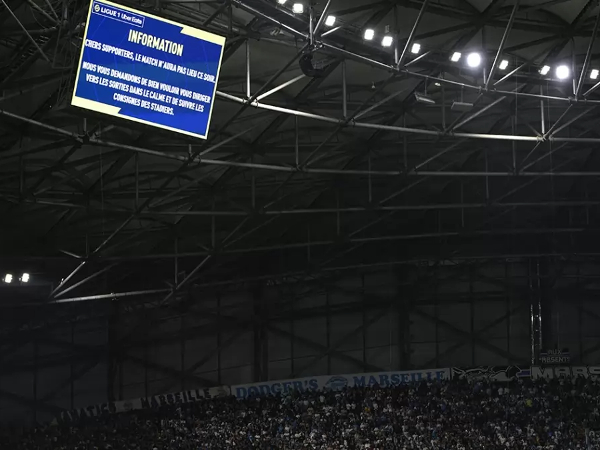 Pertandingan Marseille kontra Lyon dibatalkan setelah terjadi penyerangan terhadap bus tim Les Gones