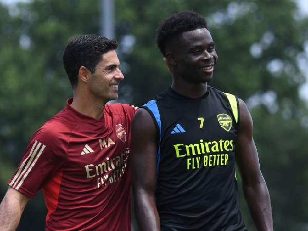 Mikel Arteta dan Bukayo Saka