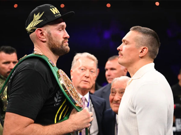 Tyson Fury (kiri) dan Oleksandr Usyk bertemu di atas ring pasca pertarungan Fury melawan Francis Ngannou. (Foto: Yahoo Sports)