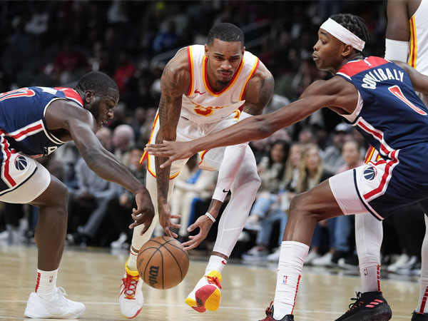 Dejounte Murray (tengah) mengemas 24 poin, memasukkan 10 dari 15 tembakan dari lapangan, saat Atlanta Hawks membenamkan Washington Wizards 130-121. (Foto: AP)