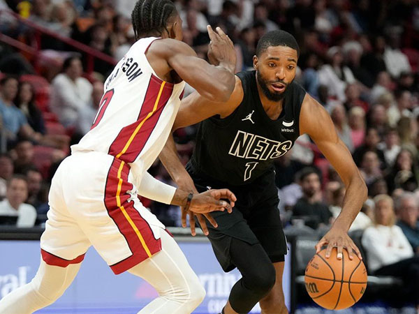 Mikal Bridges (kanan) membukukan 21 poin saat Brooklyn Nets mengalahkan Miami Heat 109-105. (Foto: AP)