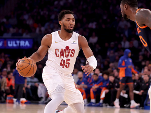 Donovan Mitchell (kiri) membukukan 30 poin saat Cleveland Cavaliers menang 95-89 atas tuan rumah New York Knicks. (Foto: AP)