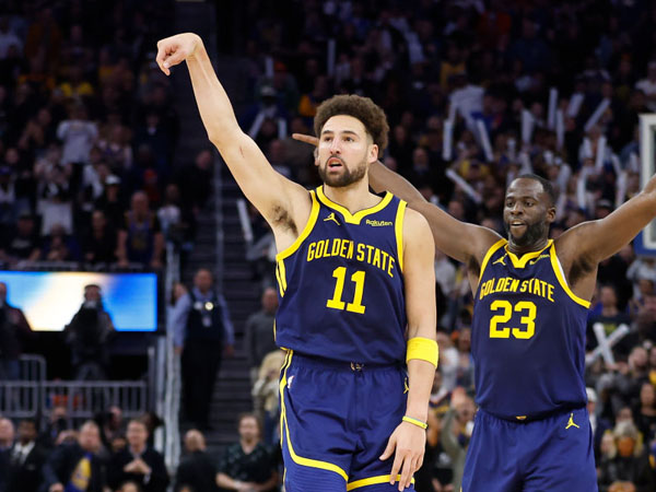 Klay Thompson (kiri) merayakan tembakannya yang menentukan kemenangan Golden State Warriors atas Sacramento Kings 102-101. (Foto: AFP)