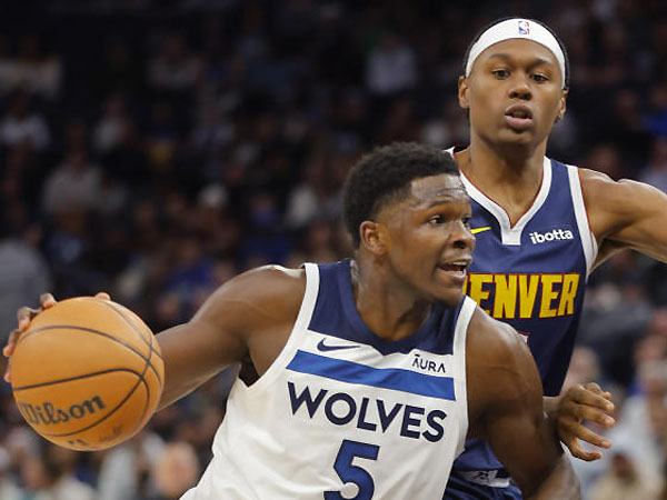 Anthony Edwards (kiri) menyumbangkan 24 poin saat Minnesota Timberwolves mengalahkan juara bertahan NBA Denver Nuggets 110-89 pada Rabu (1/11). (Foto: Reuters)
