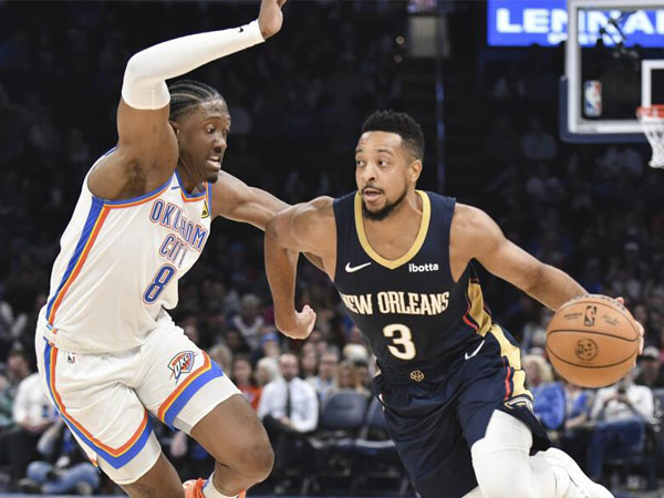 CJ McCollum (kanan) membukukan 29 poin dan 11 rebound saat New Orleans Pelicans mengalahkan Oklahoma City Thunder 110-106. (Foto: Reuters)