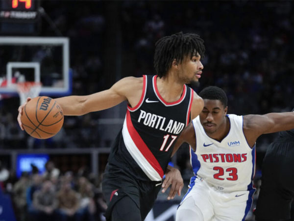 Shaedon Sharpe (kiri) menciptakan 26 dari 29 poinnya pada paruh kedua saat Portland Trail mengalahkan Detroit Pistons 110-101. (Foto: AP)