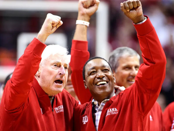 Bob Knight memeluk salah satu mantan pemainnya, Isiah Thomas, saat menghadiri pertandingan Indiana-Purdue di Assembly Hall pada Februari 2020. (Foto: Indiana University)