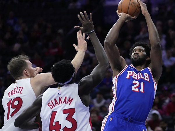 Joel Embiid (kanan) mengemas 28 poin, 13 rebound dan tujuh assist saat Philadelphia 76ers mengalahkan Toronto Raptors 114-99. (Foto: AP)