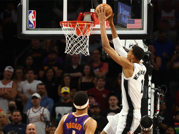 Victor Wembanyama membukukan 38 poin, rekor poin tertingginya musim ini saat San Antonio Spurs mengalahkan Phoenix Suns 132-121. (Foto: AP)