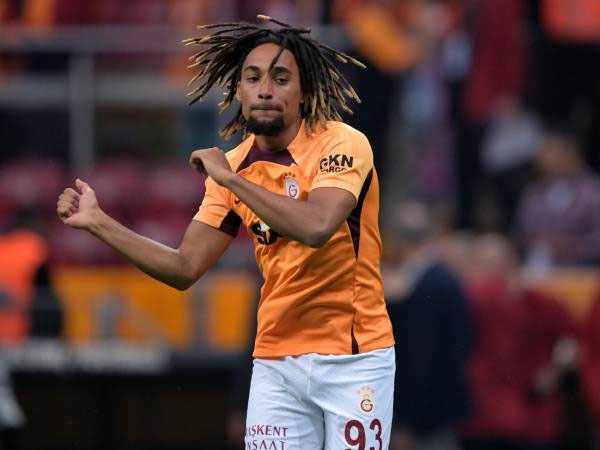 Saingi Manchester United, Burnley Ikut Berburu Sacha Boey