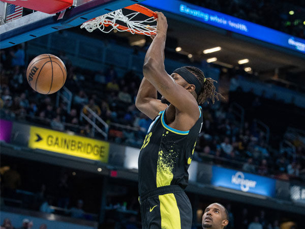 Myles Turner membukukan 27 poin saat tuan rumah Indiana Pacers mengalahkan Cleveland Cavaliers 121-116. (Foto: AP)