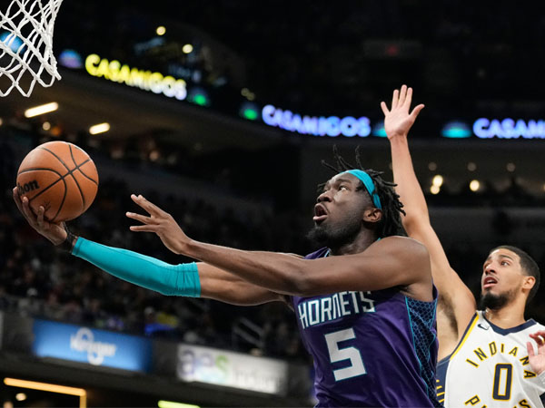 Mark Williams mencetak 27 poin, termasuk sembilan poin di kuarter keempat saat Charlotte Hornets menang 125-124 atas Indiana Pacers. (Foto: AFP)