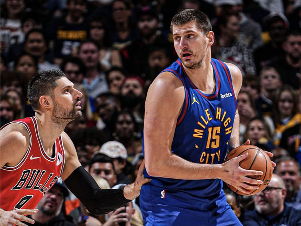 Nikola Jokic (kanan) mengemas 28 poin, 16 rebound dan sembilan assist saat Denver Nuggets mengalahkan Chicago Bulls 123-101. (Foto: AP)