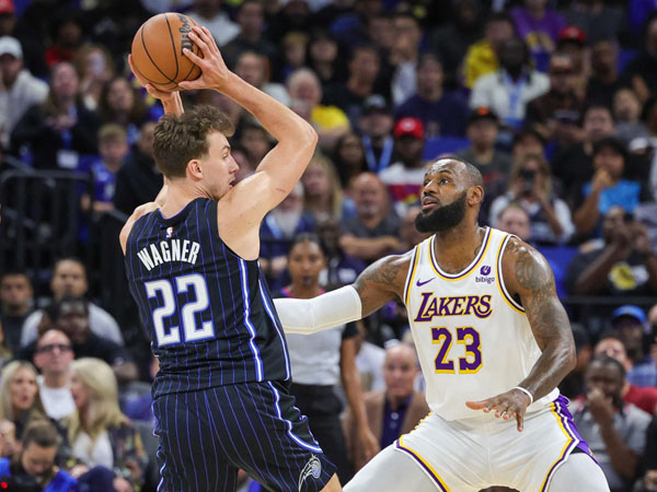 Franz Wagner (kiri) mencetak 26 poin saat tuan rumah Orlando Magic menghancurkan Los Angeles Lakers 120-101. (Foto: AP)