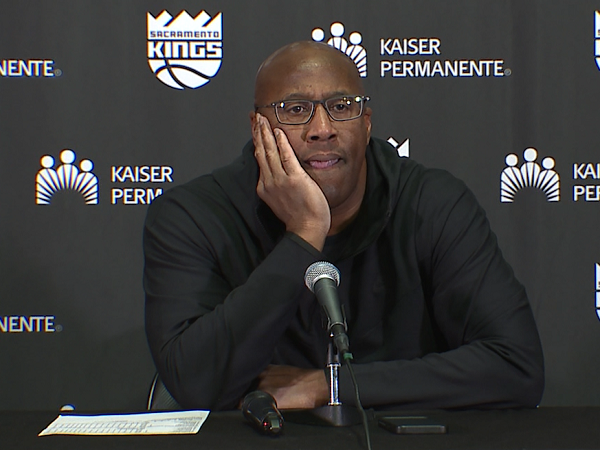 Mike Brown kecewa dengan permainan anak asuhnya saat kalah dari Houston Rockets.