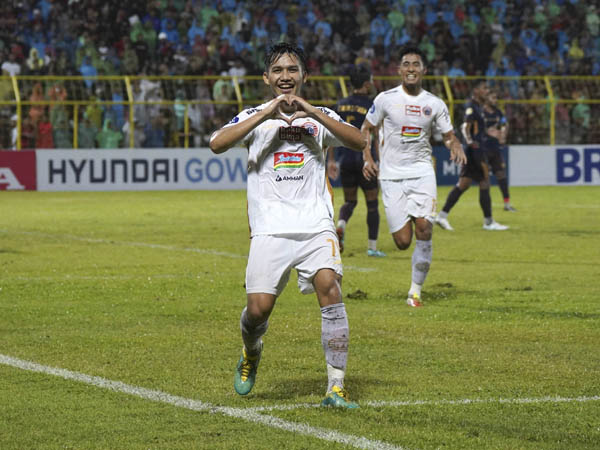 Pemain Persija Jakarta, Witan Sulaeman merayakan gol ke gawang PSM Makassar