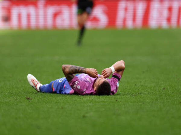 Rade Krunic memperparah daftar pemain cedera di skuat AC Milan setelah ditarik keluar pada laga melawan Udinese dini hari tadi (5/11) / via Getty Images