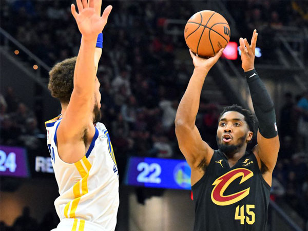 Donovan Mitchell (kanan) mencetak 31 poin dan tujuh assist saat Cleveland Cavaliers mengalahkan Golden State Warriors 115-104. (Foto: AP)